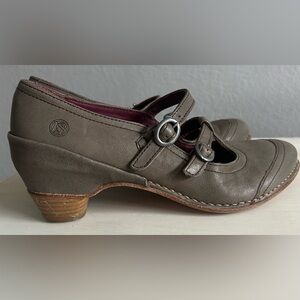 Neosens taupe brown wing tip heeled shoes, women’s size 38. Like new, no wear.